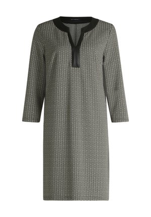 Czarna i biała sukienka w geometryczne wzory z rękawami 3/4, dekoltem w serek i czarną lamówką. Wykonana z miękkiego materiału, z prostokątnym wzorem geometrycznym na całej powierzchni.