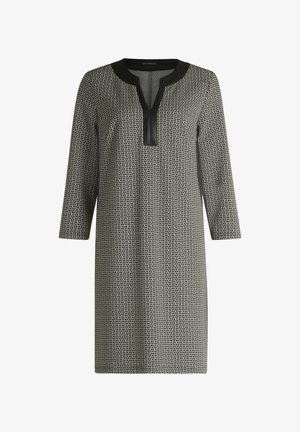 Czarna i biała sukienka w geometryczne wzory z rękawami 3/4, dekoltem w serek i czarną lamówką. Wykonana z miękkiego materiału, z prostokątnym wzorem geometrycznym na całej powierzchni.