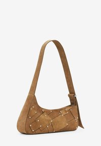 Borsa a spalla in suede marrone dalla forma curva, con toppe testurizzate e borchie argentate. Ha una lunga tracolla piatta per un trasporto facile.