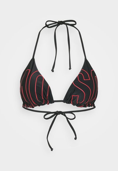 Schwarzer Bikini-Oberteil mit dreieckigen Cups, roter Schrift, verstellbaren Bändern am Nacken und Rücken, gerafftem Stoffdetail. Leichtes Badeanzugmaterial.