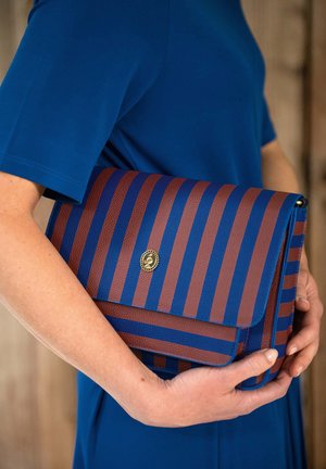 Gestreepte handtas van blauw en bruin textuurmateriaal, afgesloten met een gouden embleem. Het ontwerp bevat gedurfde horizontale strepen.