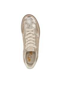 Sneaker beige luccicanti con punta arrotondata, design con lacci e interni imbottiti, caratterizzate da un logo sulla linguetta e dettagli testurizzati.