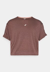 Camiseta corta marrón de tejido ligero con mangas cortas, cuello redondo y un logo minimalista en la parte delantera.