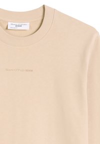 Μπεζ φούτερ με στρογγυλή λαιμόκοψη και ριμπ γιακά, με ελαφριά εκτύπωση "Marc O'Polo DENIM" στο στήθος και ετικέτα ραμμένη μέσα στον λαιμόκοψη.