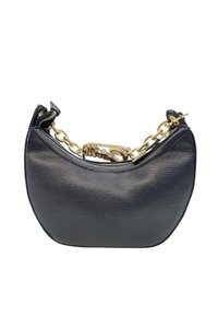 Borsa a forma di mezzaluna nera in pelle con tracolla in catena dorata e chiusura con cerniera su sfondo bianco.