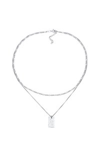 Collana d'argento con due catene sovrapposte, caratterizzata da un ciondolo rettangolare testurizzato. Le catene variano in spessore e stile, creando un contrasto.