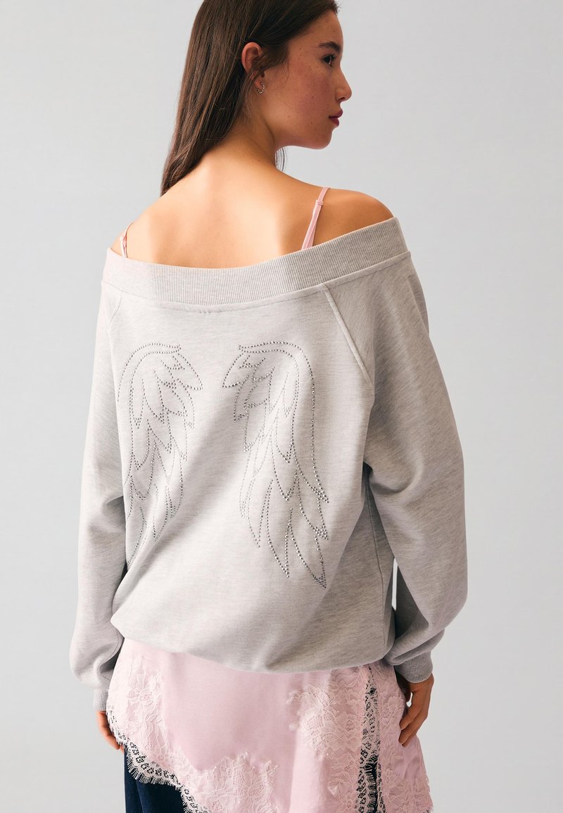 Bershka BARDOT NECKLINE DIAMANTE - Sweatshirt - dark grey/grey - Zalando.ie Bershka BARDOT NECKLINE DIAMANTE - Sweatshirt - dark grey/grey - Zalando.ie