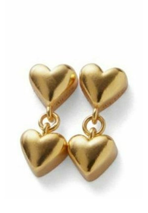 Øreringe i dobbelt hjerteform med guldtonede dråber og polerede, glatte overflader forbundet med små cirkulære led.