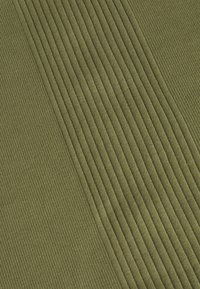 Zielona oliwkowa tkanina z pionowym, żebrowanym teksturą z naprzemiennymi gładkimi sekcjami, tworzącymi wizualny kontrast i głębię.