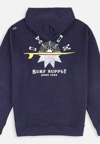 Sweatshirt à capuche bleu marine avec un motif sur le devant représentant un soleil, une planche de surf et le texte "SURF SUPPLY SINCE 1985" en blanc. Tissu lisse, coupe décontractée.