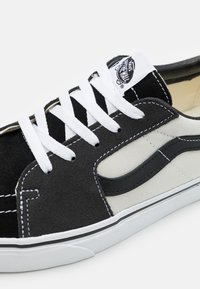 Vans SK8-LOW UNISEX - Sapatilhas - drizzle/true white