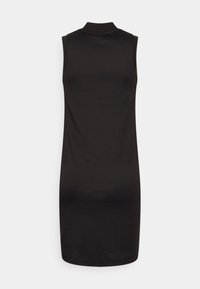 Czarna sukienka bez rękawów z wysokim kołnierzem, wykonana z gładkiego materiału; dopasowany fason, bez wzorów ani akcentów, z zaokrąglonym hemem.