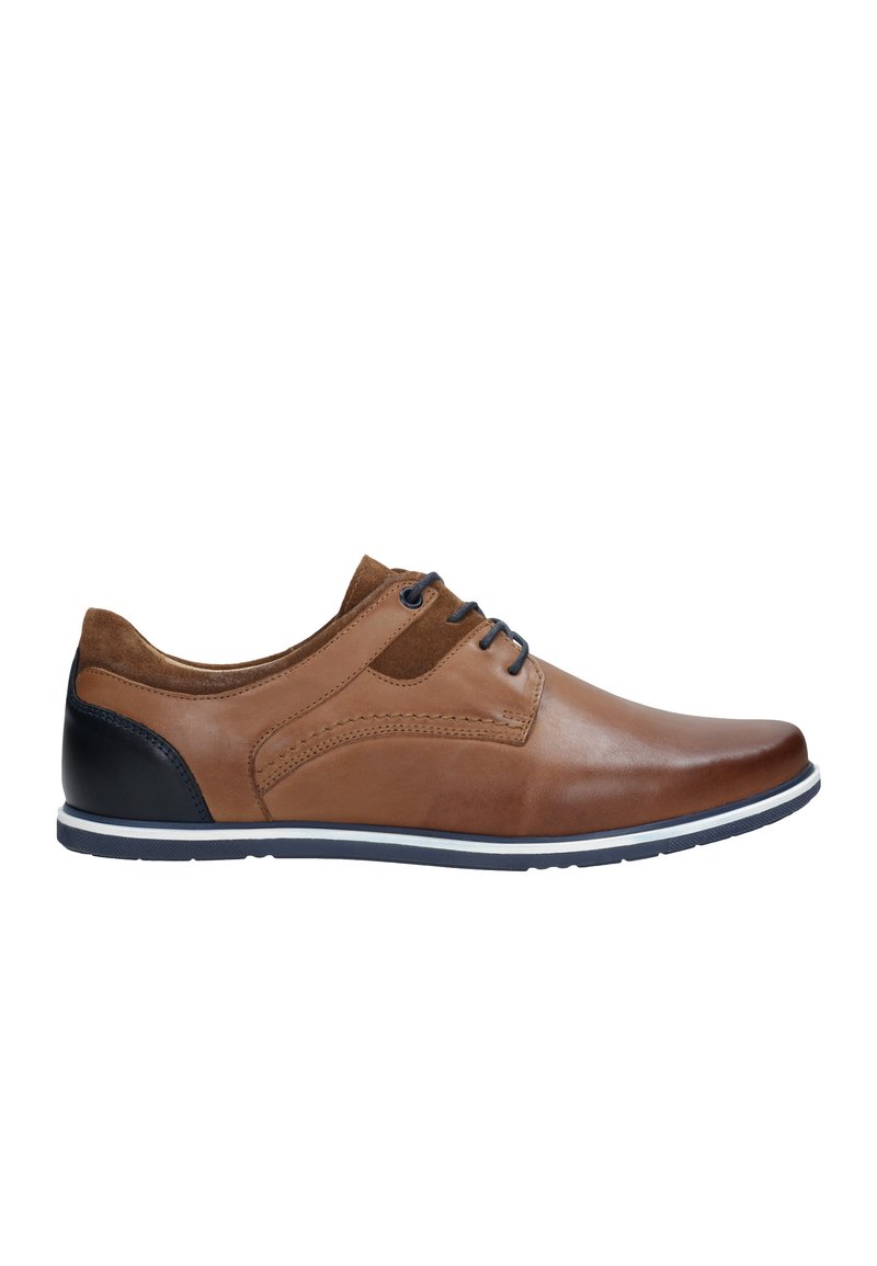 Scarpa da uomo in pelle marrone con dettagli in camoscio, punta arrotondata, tacco nero e suola bianca. Presenta un design con lacci e cuciture decorative.
