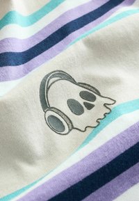 Tissu rayé présentant des bandes vert menthe, lavande et marine, avec un graphique de skull gris portant des écouteurs affiché en évidence.