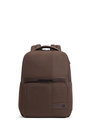 Bruine rechthoekige rugzak met voorvak met rits, gevoerde schouderbanden, bovenhandvat en logodetails op het voorpaneel.