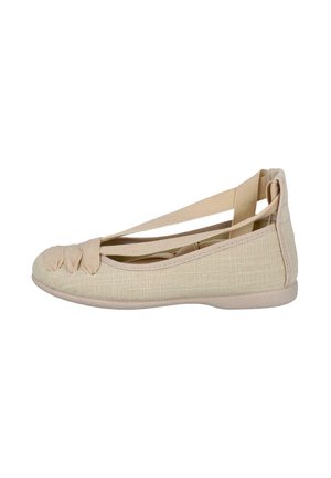 Bailarinas de tela beige con un detalle anudado en la puntera y correas elásticas entrecruzadas; cuentan con una suela de goma delgada.