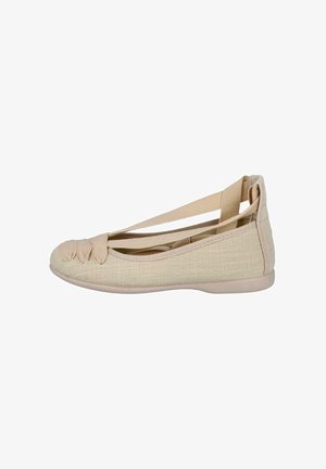 Bailarinas de tela beige con un detalle anudado en la puntera y correas elásticas entrecruzadas; cuentan con una suela de goma delgada.