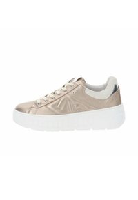 Sneaker metallico beige con suola piatta bianca, caratterizzato da un classico design con lacci e dettagli laterali sottili in una texture liscia.