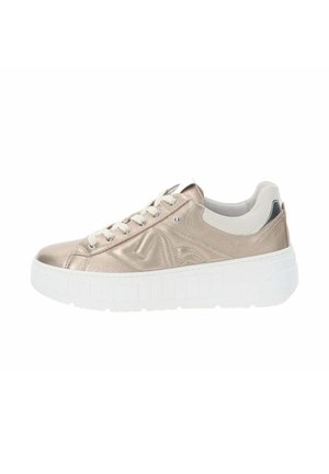 Sneaker metallico beige con suola piatta bianca, caratterizzato da un classico design con lacci e dettagli laterali sottili in una texture liscia.