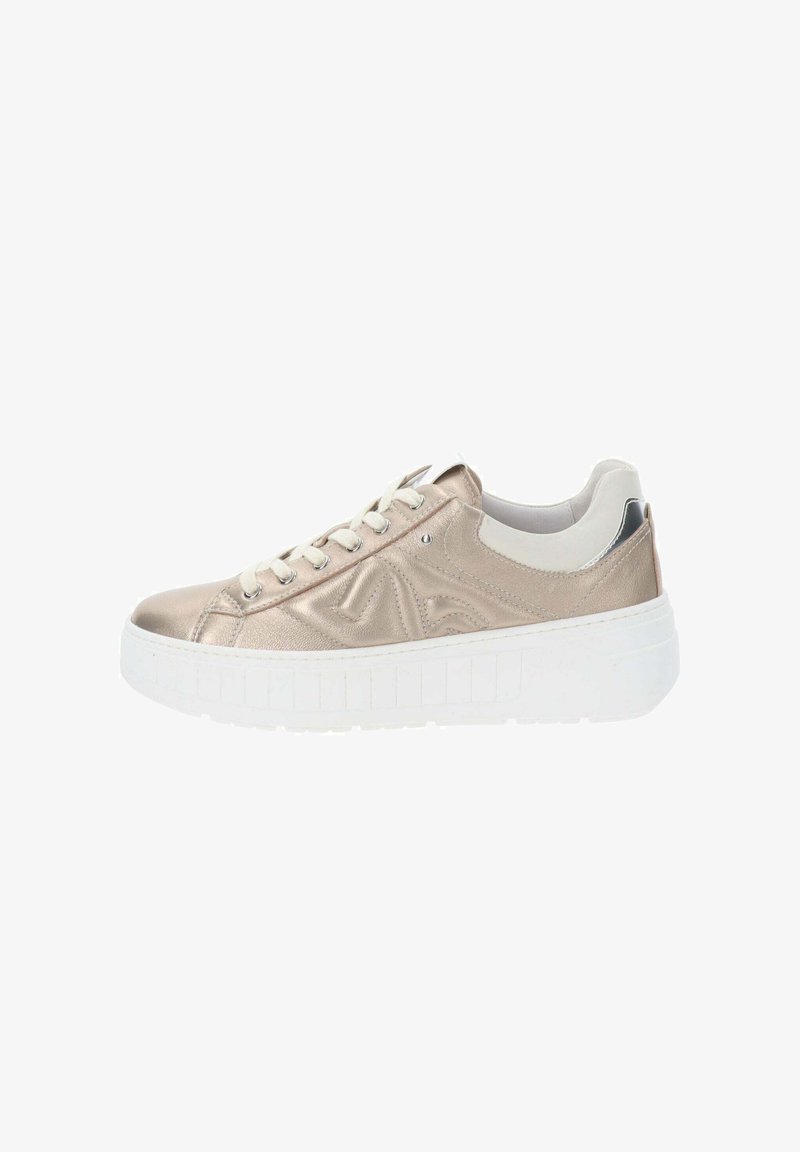 Sneaker metallico beige con suola piatta bianca, caratterizzato da un classico design con lacci e dettagli laterali sottili in una texture liscia.