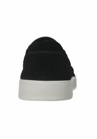 Baskets en suède noir avec une semelle en caoutchouc blanc, texture lisse, forme ronde et détails de couture minimalistes à l'arrière.