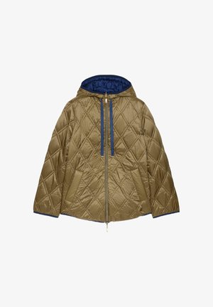 Lysebrun quiltet jakke med hætte, mørkeblå inderside, lynlås foran og mørkeblå snore.