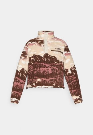 Pull en polaire avec un design zippé à mi-hauteur, présentant un motif de montagne rose, marron et crème. Comprend une poche poitrine et un ourlet ajustable.