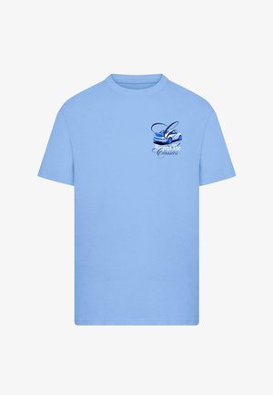 T-shirt en coton bleu clair avec un col rond et des manches courtes. Présente un graphisme d'une voiture bleue et le texte "Respectez les Classiques" en noir.