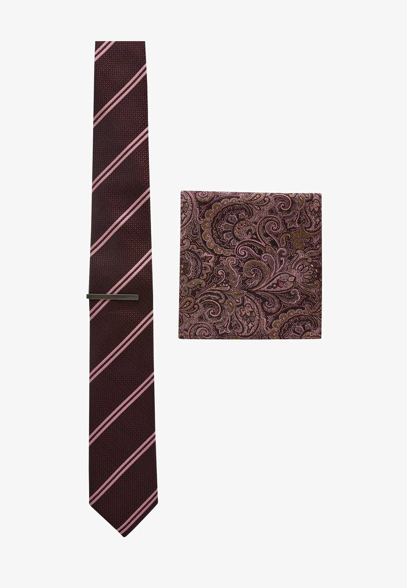 Cravate bordeaux avec des rayures diagonales roses et un tissu texturé. Associée à un carré de poche carré présentant un motif paisley dans des couleurs similaires.