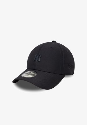 Boné de beisebol preto feito de tecido com uma copa estruturada, apresentando um logotipo preto em relevo na frente e uma faixa ajustável.