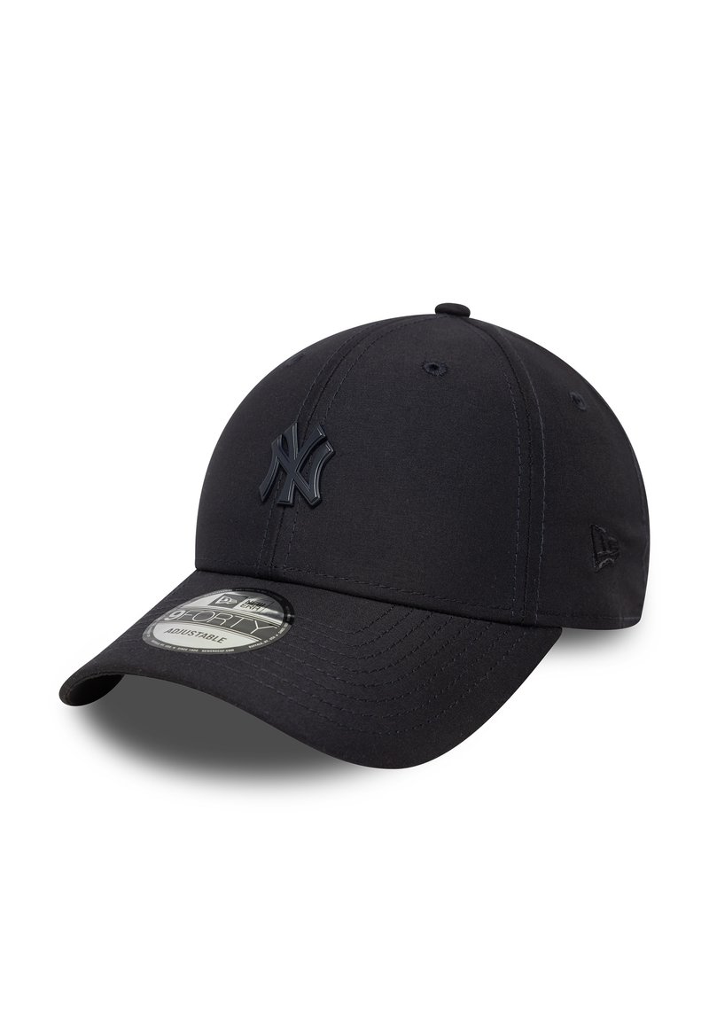 Fekete, anyagból készült baseball sapka, strukturált koronával, elöl kiemelkedő fekete logóval és állítható pánttal.