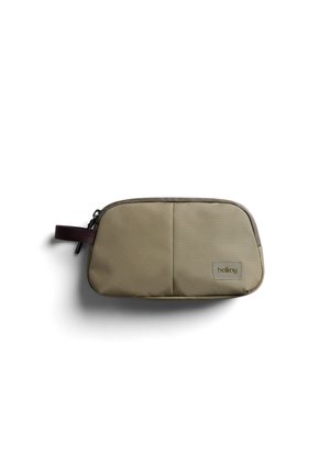 Rechteckige olivgrüne Reißverschlusstasche mit einer kleinen seitlichen Schlaufe und einem "bellroy"-Etikett auf der vorderen mittleren rechten Seite.