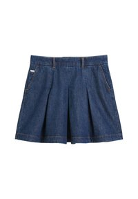 Pantaloni corti in denim blu con pieghe, due tasche laterali e dettagli di cucitura arancioni, caratterizzati da un girovita dritto e un design casual.