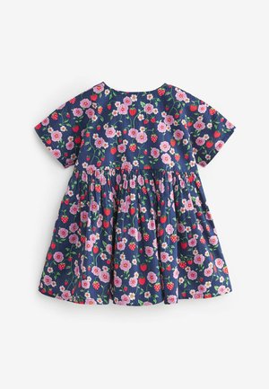 Floral jurk met een marineblauwe achtergrond, korte mouwen en een geplooide rok. Bevat roze bloemen en rode aardbeien in een herhalend patroon.