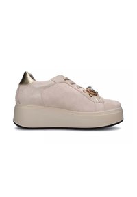 Sneaker in suede beige chiaro con suola spessa crema e dettagli metallici dorati sul tallone. Presenta hardware decorativo sul lato.