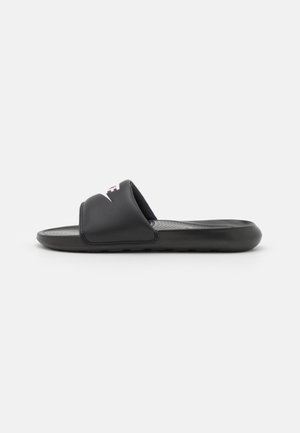 Sort slidesandal med polstret sål og bred rem med hvidt og pink lyn-design på hvid baggrund.