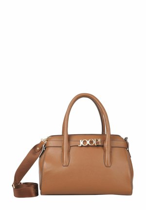 Sac à main en cuir marron avec deux poignées et une bandoulière amovible. Doté d'un accent logo doré à l'avant. Texture lisse et forme structurée.