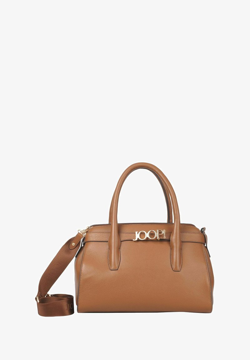 Sac à main en cuir marron avec deux poignées et une bandoulière amovible. Doté d'un accent logo doré à l'avant. Texture lisse et forme structurée.