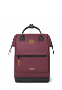 Zaino in poliestere bordeaux con dettagli in pelle nera, doppie maniglie superiori, tasca anteriore con zip e patch con logo. Sezione inferiore nera con texture.