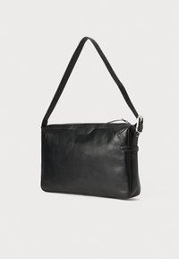 Borsa a tracolla nera in pelle con una superficie liscia, forma rettangolare, chiusura con zip e una tracolla rimovibile con una fibbia in tonalità argento.