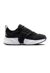 Baskets de sport noires avec tige en mesh et suède, semelle blanche épaisse et cage médiane en plastique noir nervuré sur fond blanc.