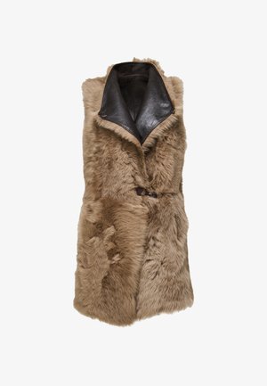 Gilet senza maniche in pelliccia beige con un ampio colletto in pelle marrone scuro ripiegato e un piccolo fascetto di chiusura sul davanti.
