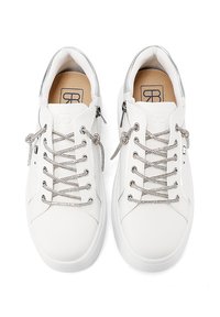 Sneaker in pelle bianca con accenti argentati nei lacci, caratterizzati da una punta arrotondata e due dettagli con zipper su ciascun lato della tomaia.