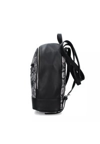 Zaino nero con parte superiore in pelle liscia e lato in tessuto grigio a fantasia. Include una chiusura con zip e spallacci regolabili.