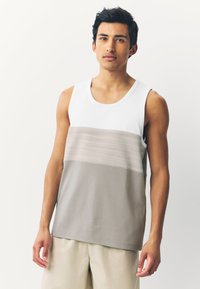 Vīriešu bez piedurknēm krekls ar baltu augšdaļu, horizontāli pelēkām svītrām vidusdaļā un vienkrāsainu pelēku apakšdaļu. Mīksts auduma tekstūra.