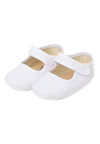 Pantofi din țesătură albă cu o suprafață texturată, având vârful rotund și două curele reglabile cu Velcro pe instep.