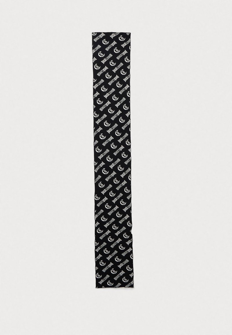 Sort rektangulært tørklæde med gentagne hvide "Just Cavalli" logoer og stiliserede "JC" initialer i et diagonalt mønster.