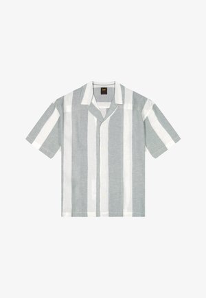 Korte mouwen overhemd met knopen, brede verticale grijze en witte strepen en een kampkraag, plat gelegd op een witte achtergrond.