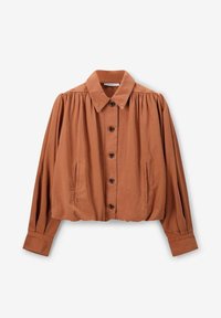 Chemise marron raccourcie en tissu doux. Dispose d'un col, d'une fermeture à boutons sur le devant, de épaules plissées et de deux poches latérales.
