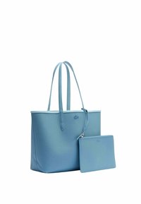 Borsa a tracolla azzurro chiaro con superficie testurizzata, due manici e una pochette coordinata staccabile. Presenta un discreto logo sul davanti.